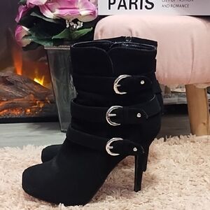 Chic Black Heeled Boots with Buckle Detail